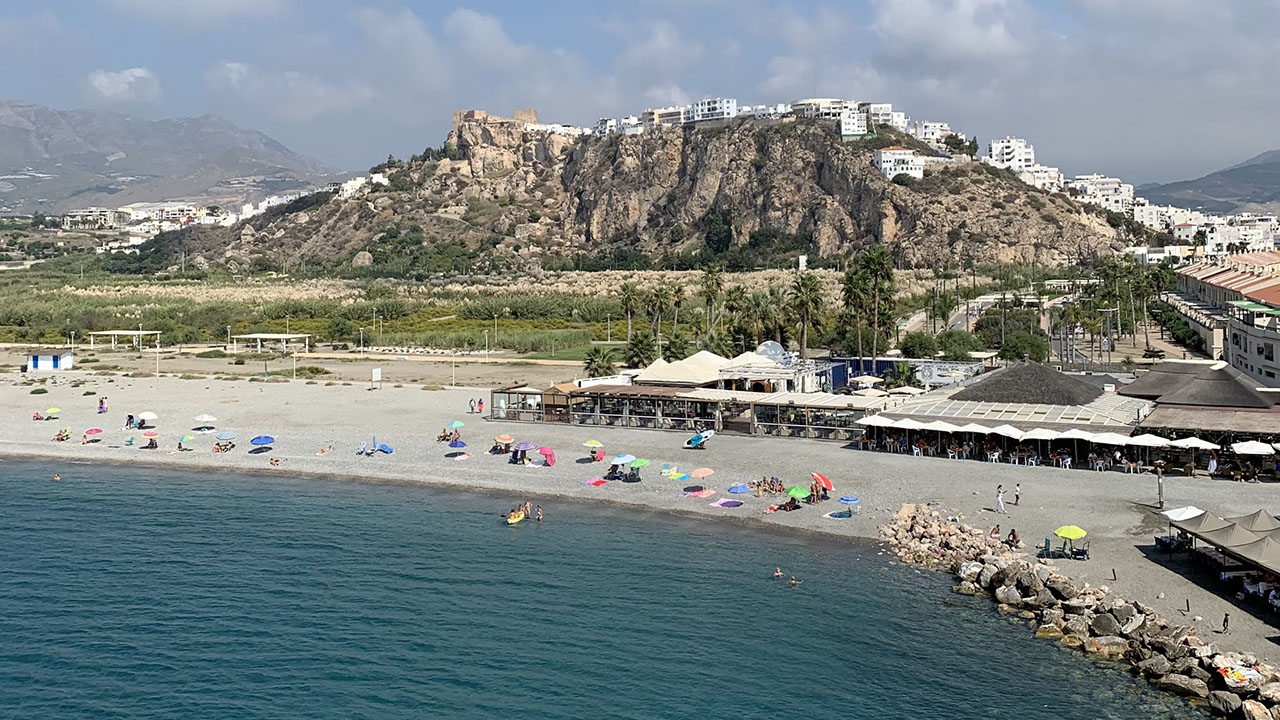 Playa Salobreña vista desde el acantilado