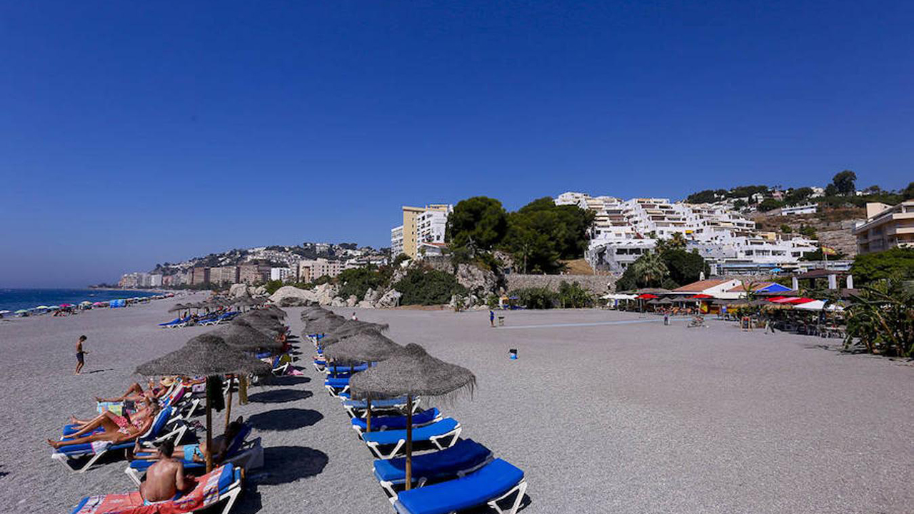Agua turquesa en Playa El Tesorillo