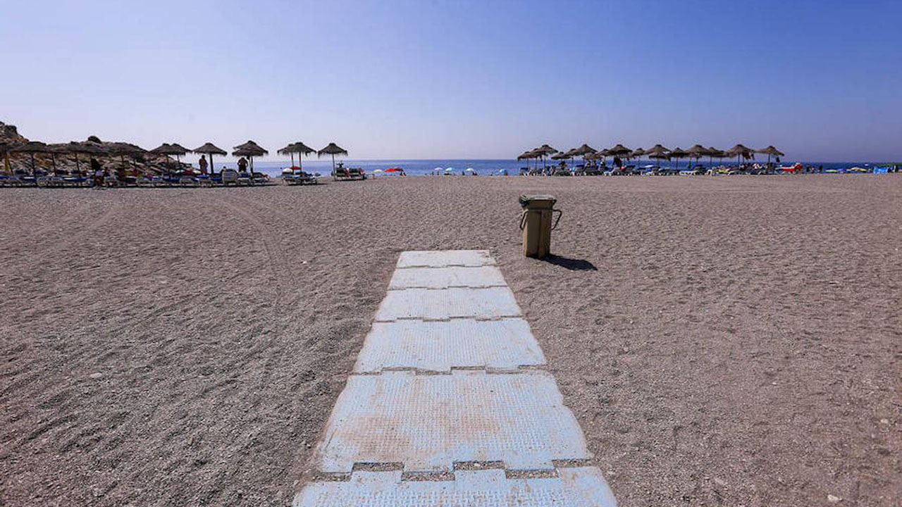 Playa El Tesorillo vista desde el acantilado