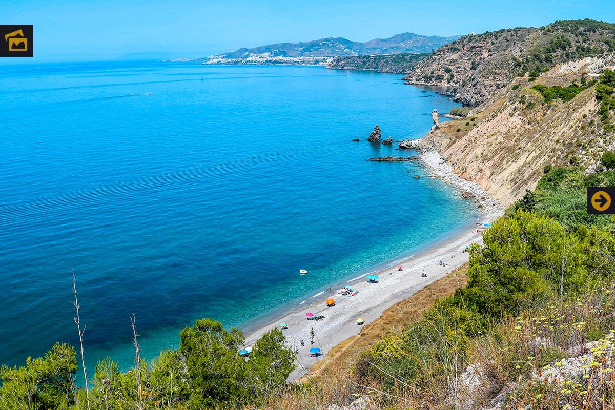 Agua turquesa en Playa de Maro