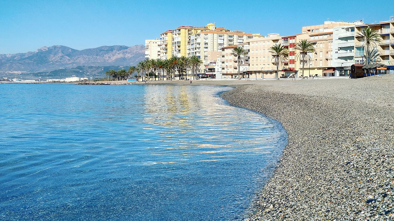 Agua turquesa en Playa de Torrenueva