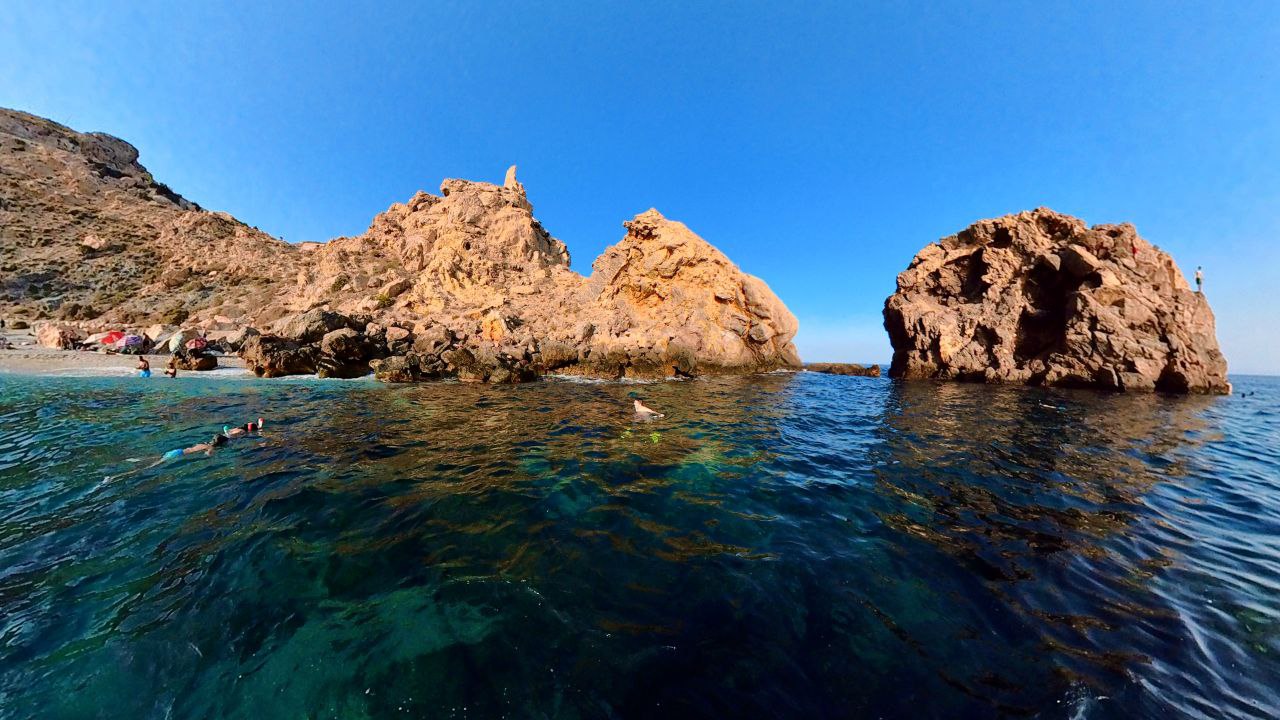 Agua turquesa en Playa La Rijana