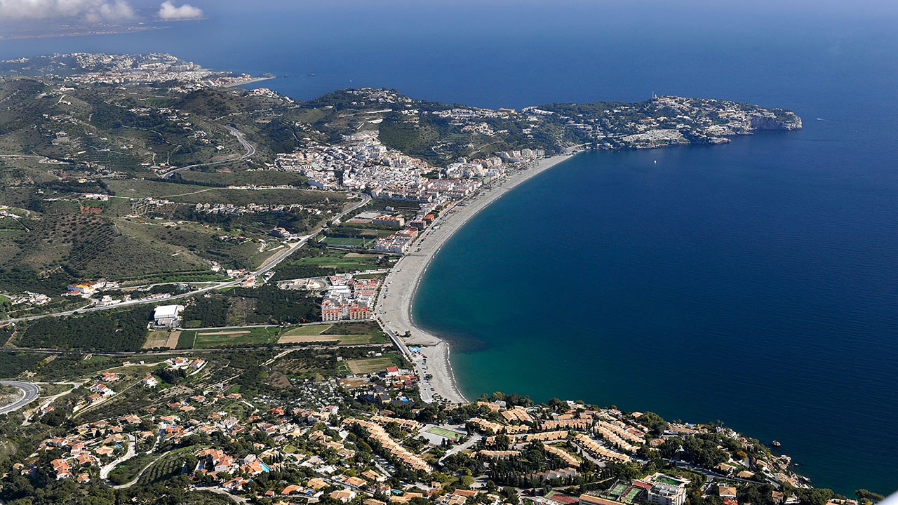 Agua turquesa en Playa La Herradura
