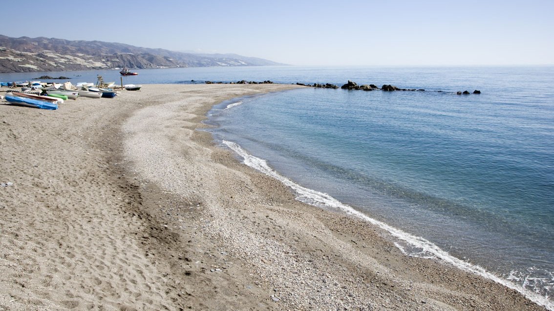 Vista panorámica de la Playa de Castell de Ferro en Granada
