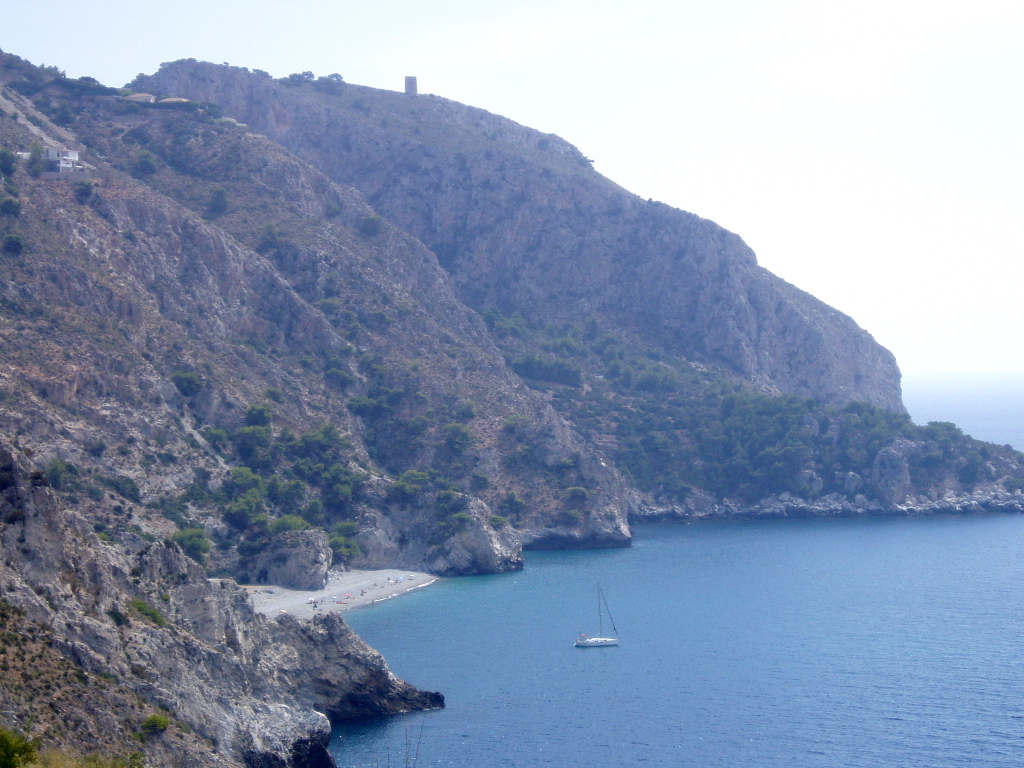 Detalle de arena y agua en Playa de Maro, Nerja