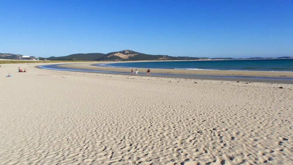 Amplio horizonte marino en Balouredo, Galicia