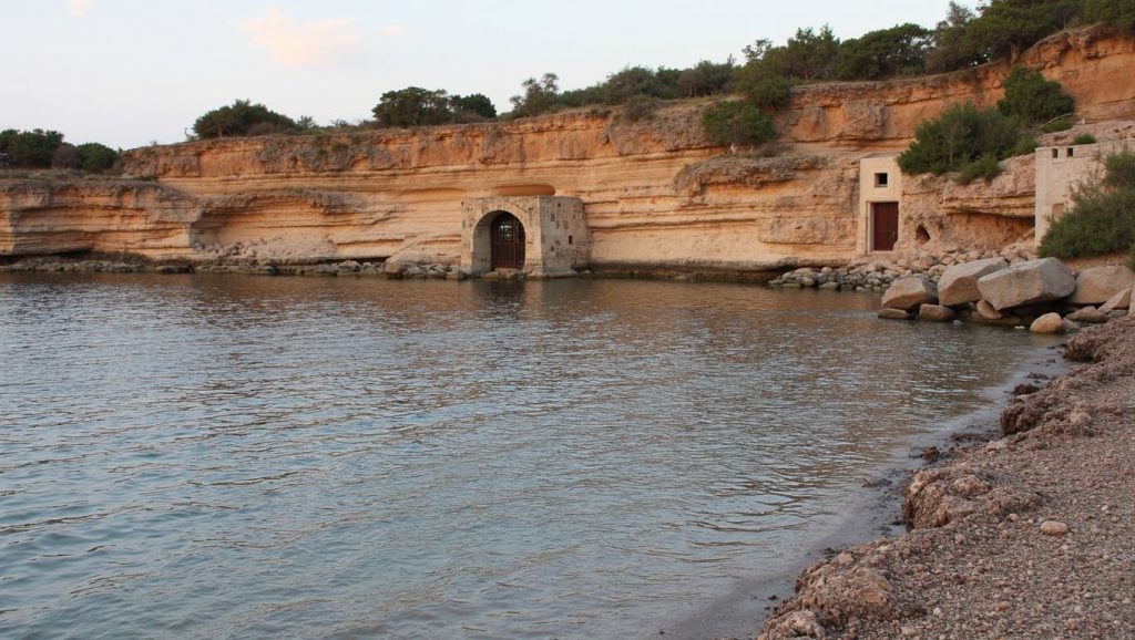 Orilla de Ca los Camps con olas suaves en Artà