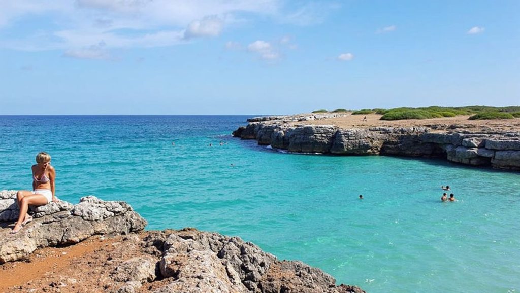 Arena y mar en Caló d'en Rafelino, Capdepera, Mallorca