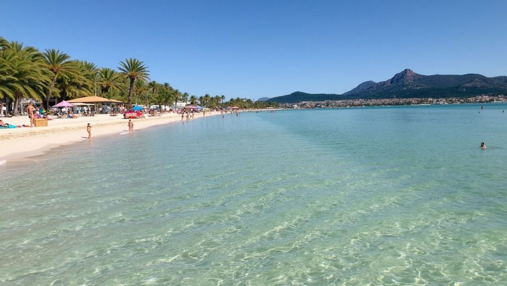 Oleaje en la orilla de Caló de sa Bassa Blanca, costa de Alcúdia