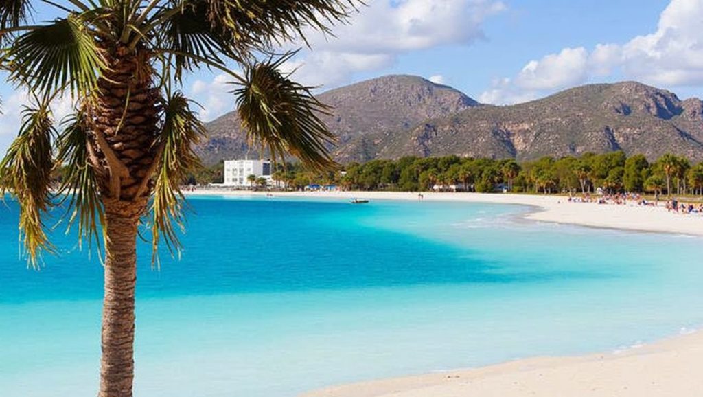 Detalle de arena y agua en Caló de sa Bassa Blanca, Alcúdia