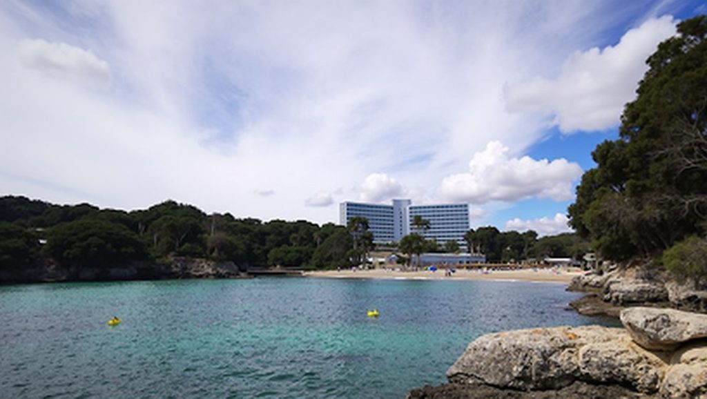 Agua y arena en Caló des Beato, Capdepera