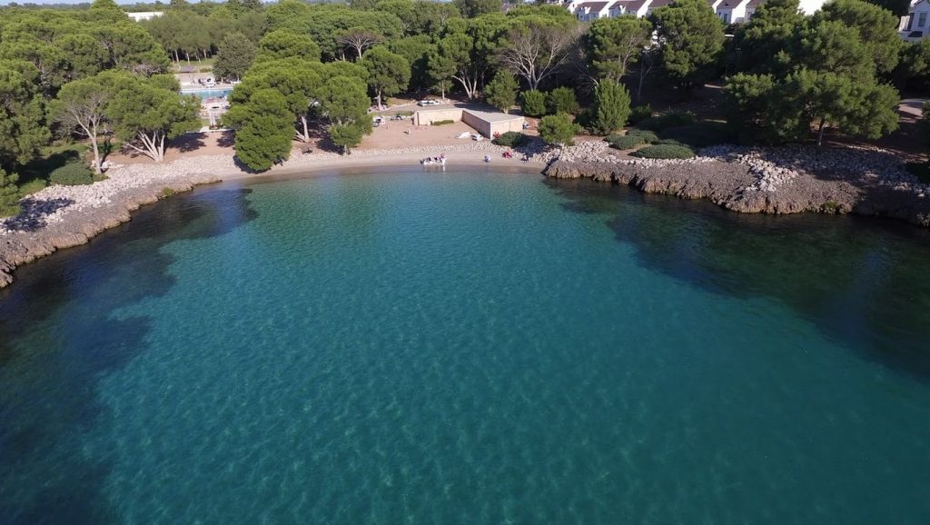 Orilla de Caló des Homos Morts con olas suaves en Santanyí