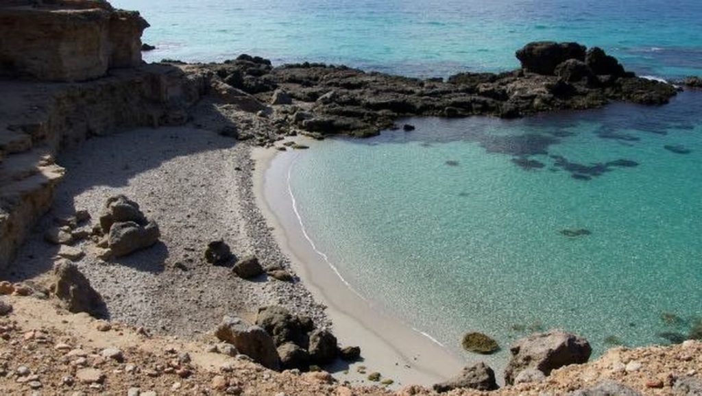 Arena y mar en Caló des Mort, Formentera, Formentera