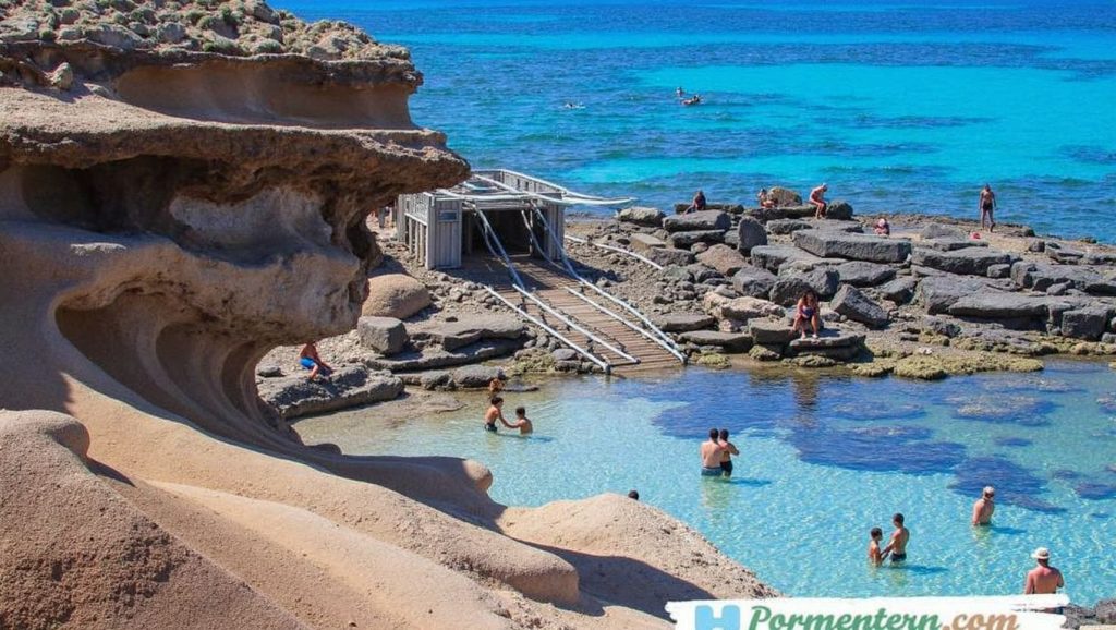 Orilla de Caló des Mort con olas suaves en Formentera