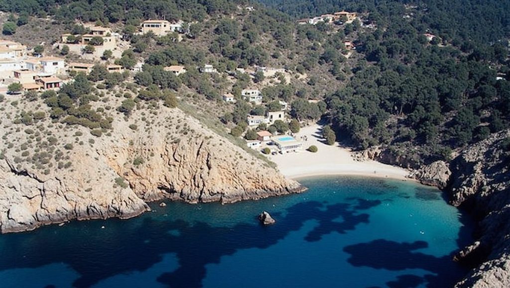 Detalle de arena y agua en Caló des Serral, Manacor