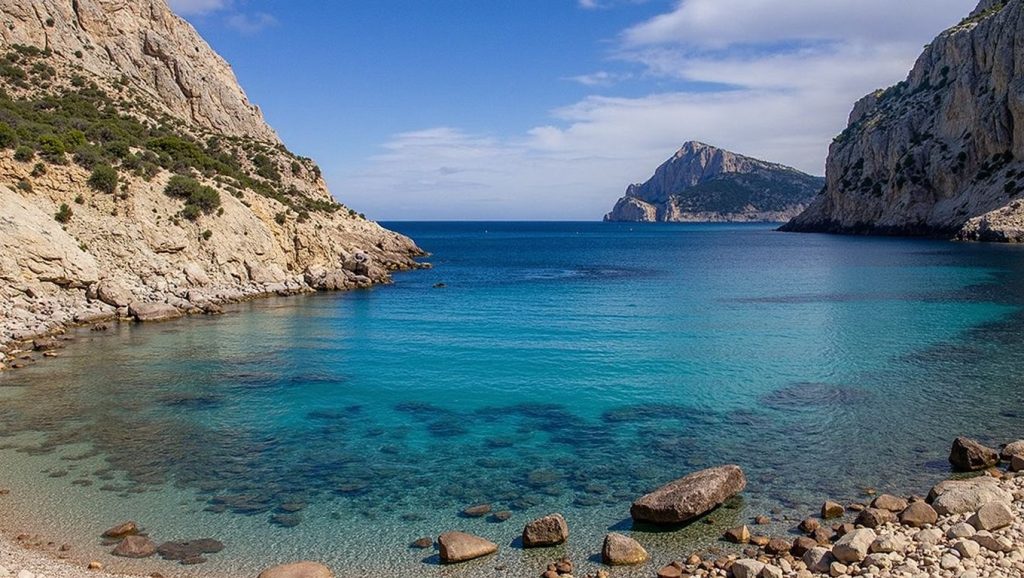 Panorámica de Cala Bóquer con cielo despejado, Pollença