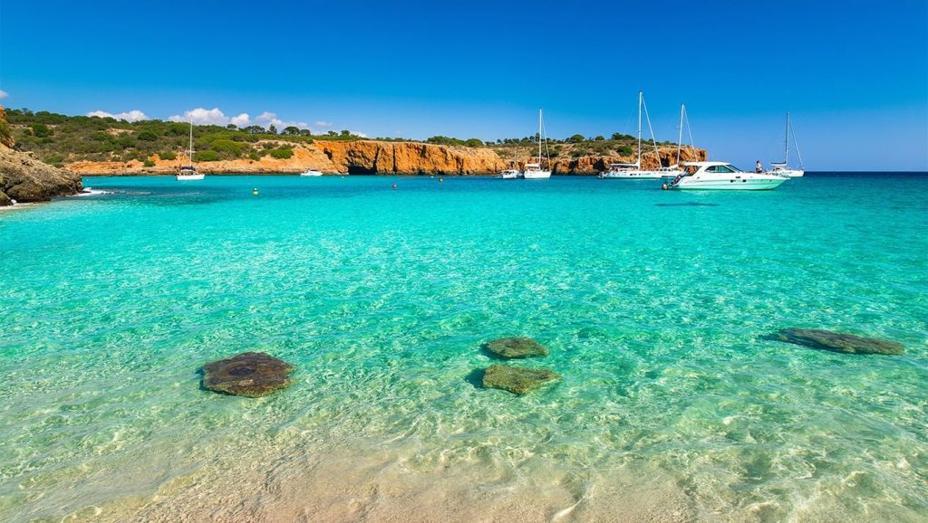 Vista amplia de Cala Barques en Pollença, Mallorca