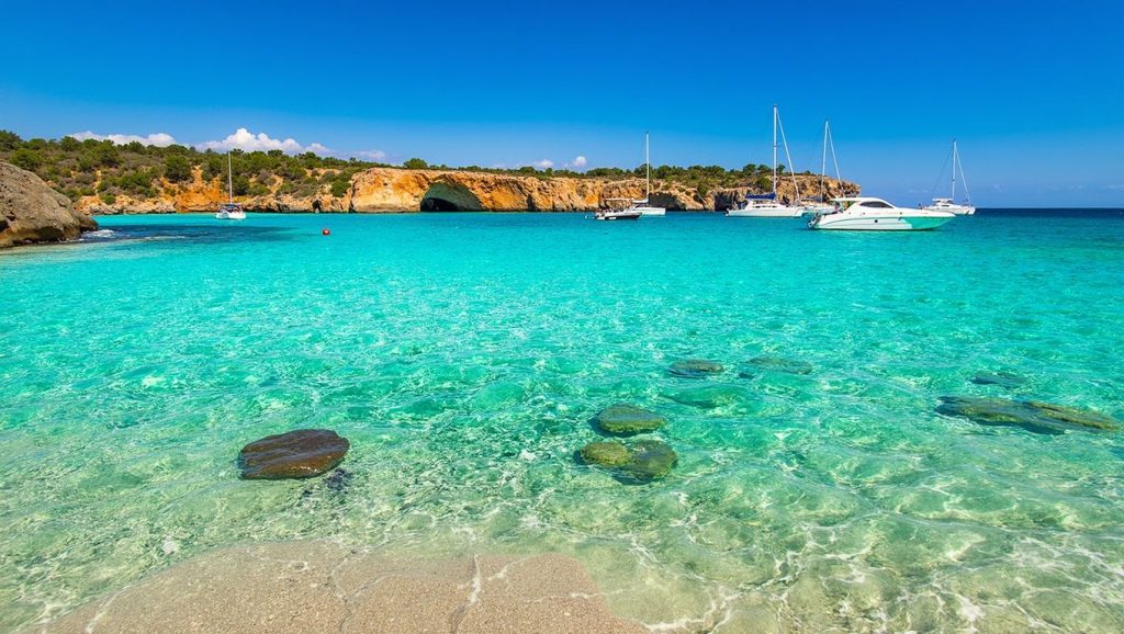 Primer plano de la orilla de Cala Barques, Pollença