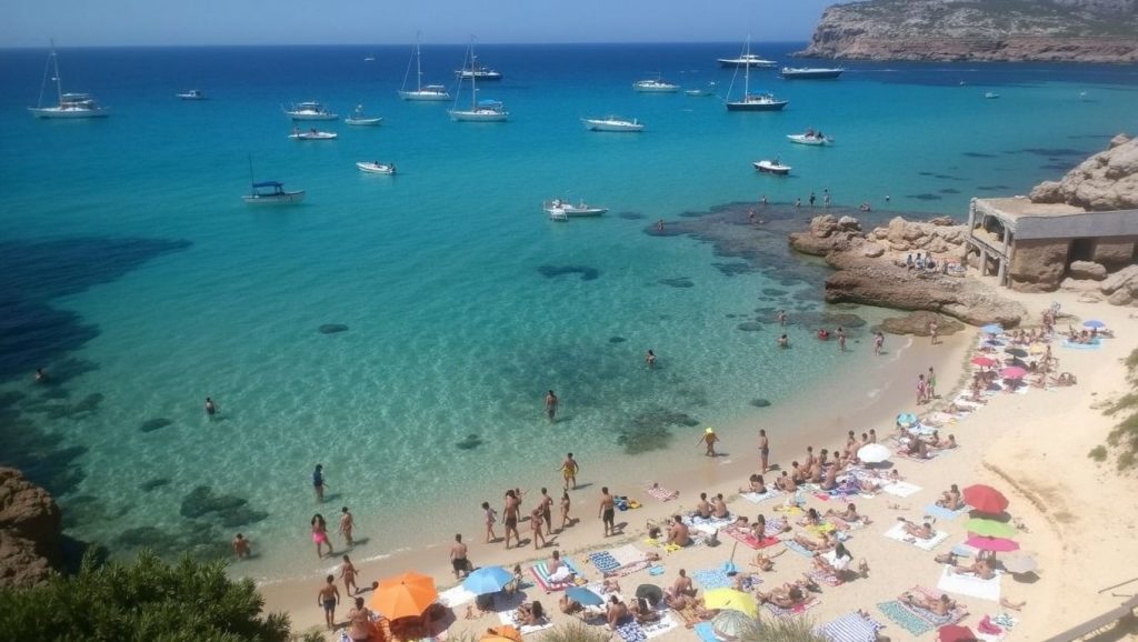 Panorámica de Cala Bassa con cielo despejado, Sant Antoni de Portmany