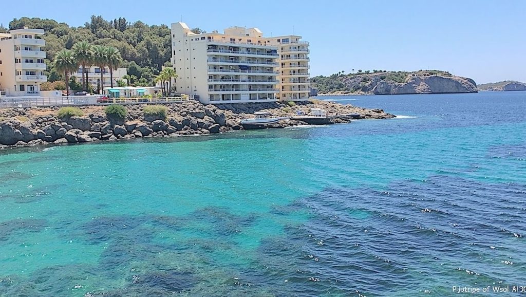 Detalle de arena y agua en Cala Blanca (Calvià), Calvià