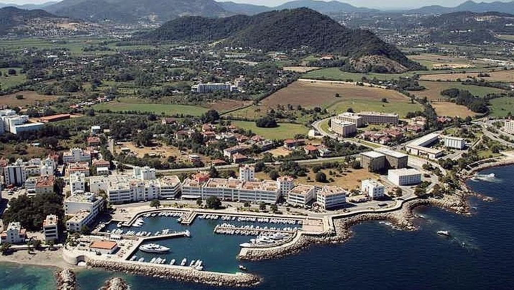 Orilla tranquila de Cala Bona, playa de Son Servera