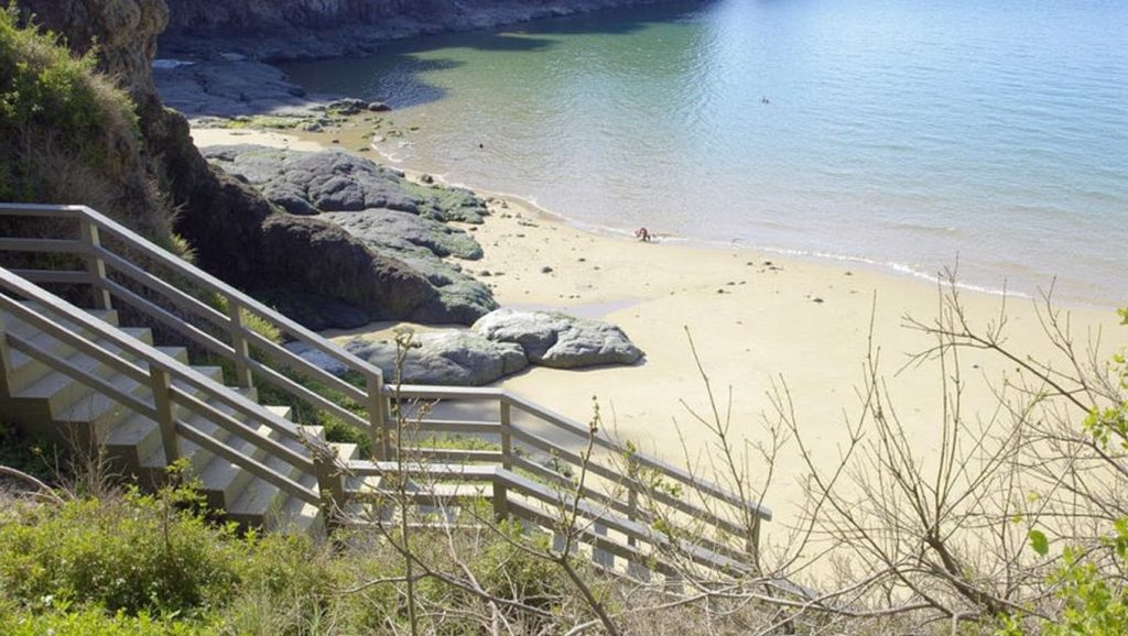 Ría y costa de Cala Camposa en Oleiros, A Coruña