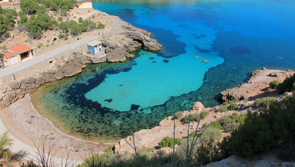 Orilla tranquila de Cala Carbó, playa de Pollença