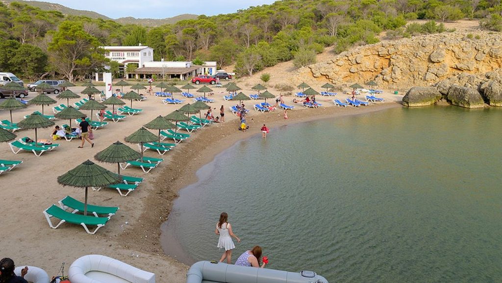 Orilla tranquila de Cala Carbó, playa de Sant Josep de sa Talaia