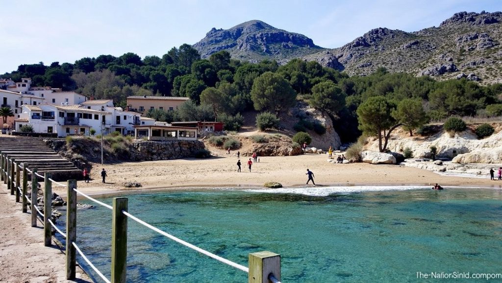 Arena y mar en Cala Carbó, Pollença, Mallorca