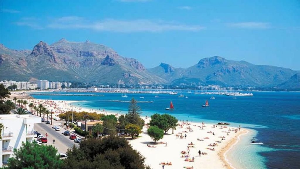 Orilla tranquila de Cala Castell, playa de Pollença