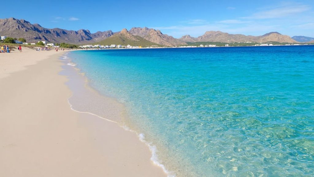 Arena y mar en Cala Castell, Pollença, Mallorca