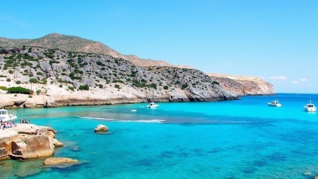 Arena y orilla en Cala Clara, Pollença, Mallorca