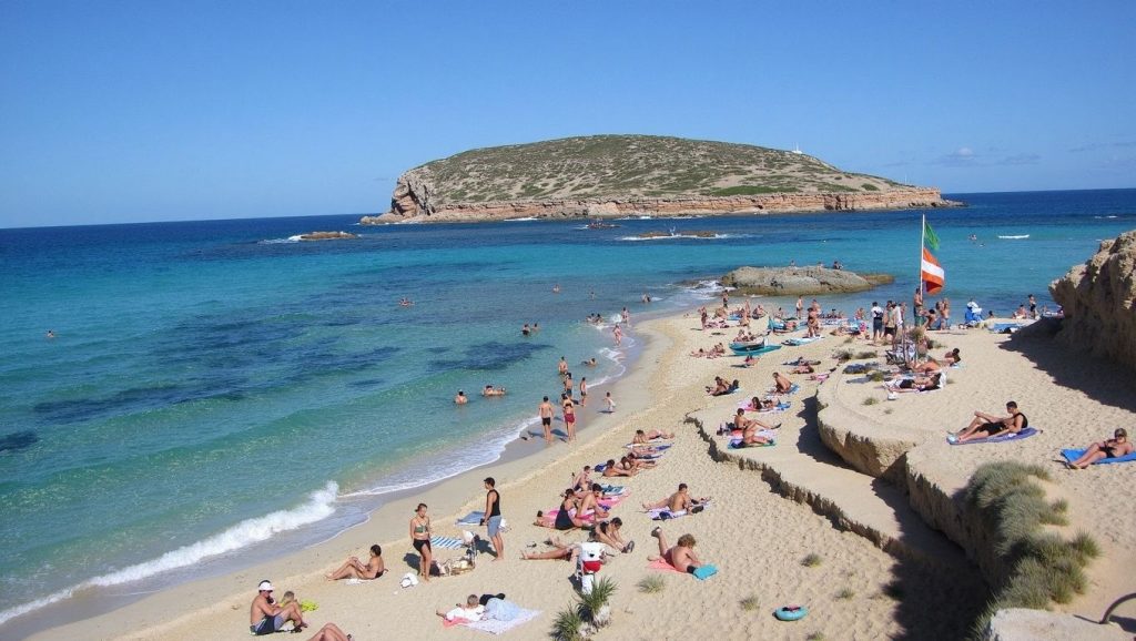 Orilla de Cala Conta con olas suaves en Sant Josep de sa Talaia