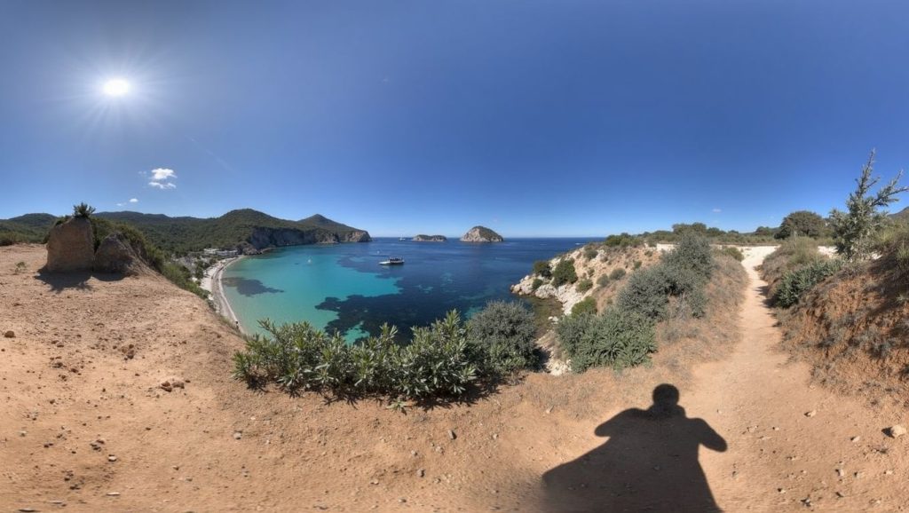 Panorámica de Cala d'Hort con arena y mar, Sant Josep de sa Talaia