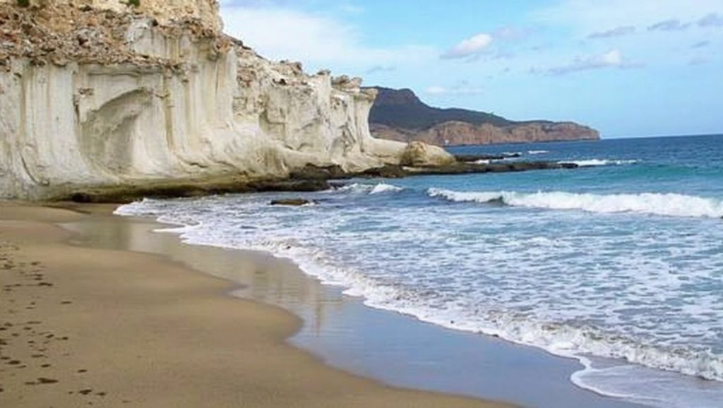Panorámica de Cala de Enmedio con arena y mar, Níjar