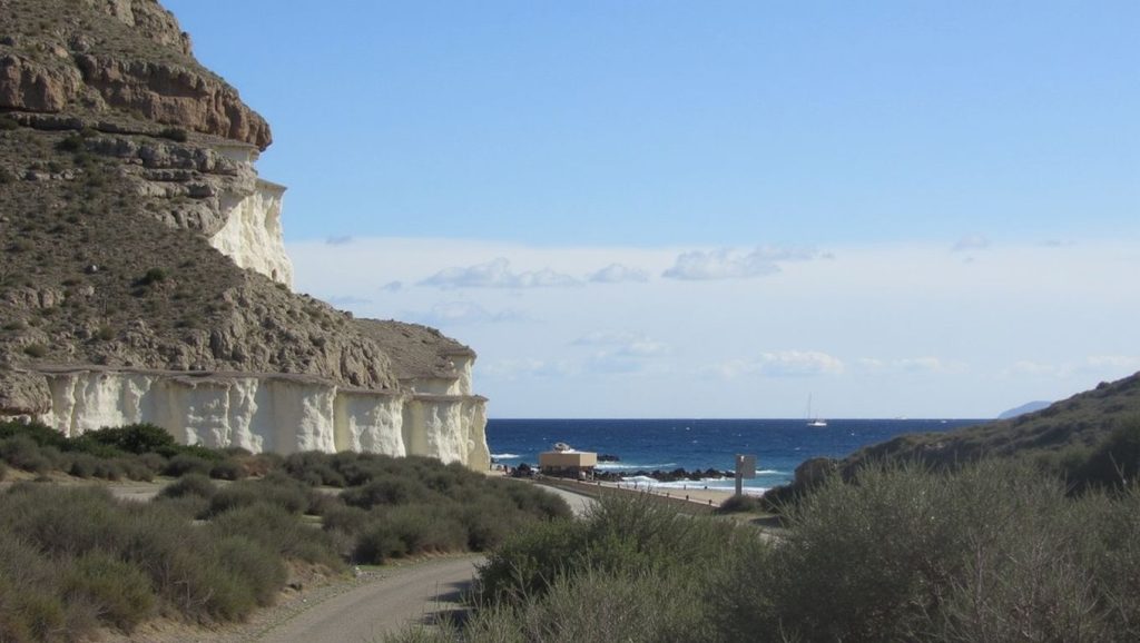 Orilla tranquila de Cala de Enmedio, playa de Níjar