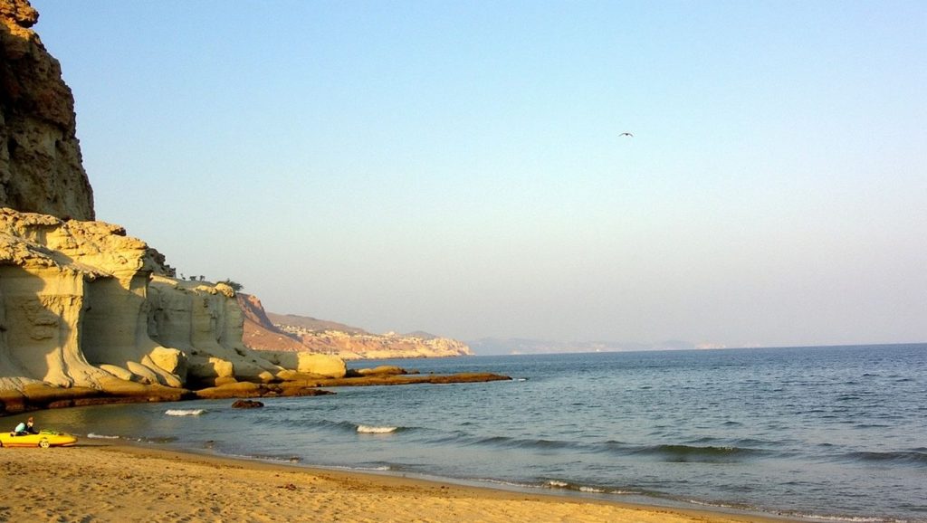 Primer plano de la orilla de Cala de Enmedio, Níjar