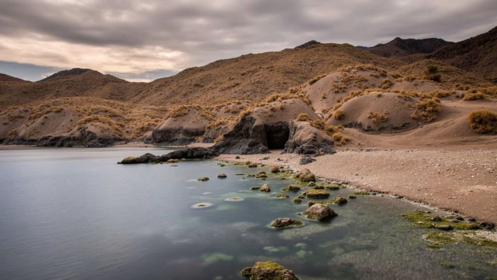 Línea de costa en Cala de Perros Invencible, Cuevas del Almanzora