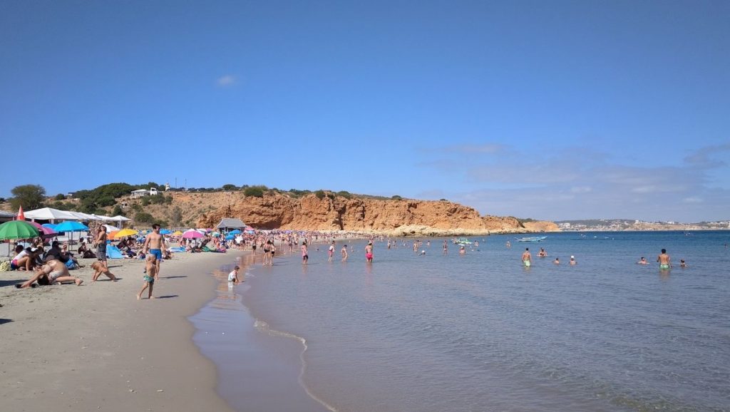 Orilla tranquila de Cala del Aceite, playa de Conil de la Frontera
