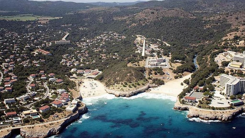 Panorámica de Cala Domingos Petit con arena y mar, Manacor