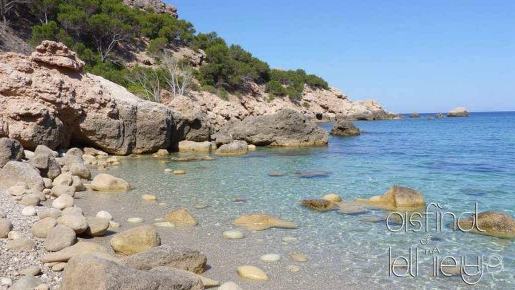 Agua y arena en Cala en Basset, Andratx