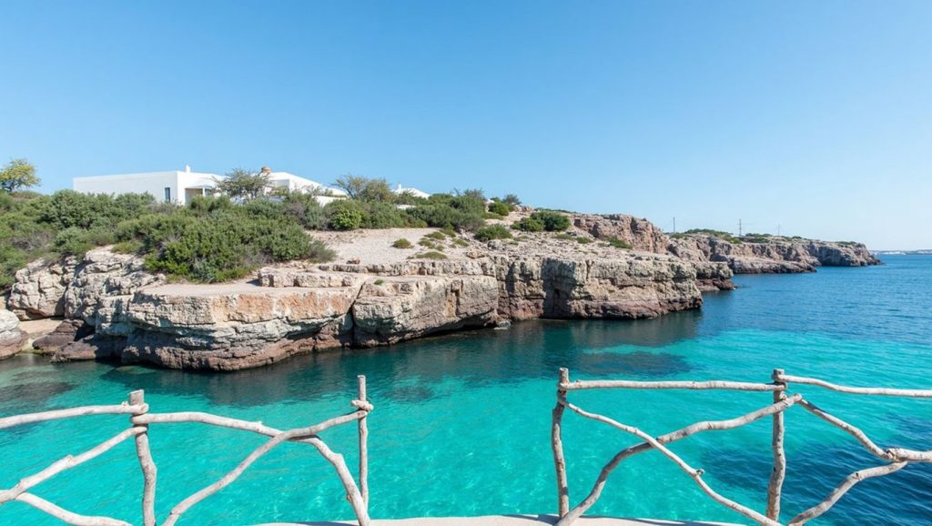 Acantilados y costa de Cala en Blanes, Ciutadella de Menorca (Menorca)