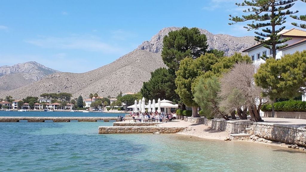 Panorámica de Cala en Gossalba con arena y mar, Pollença