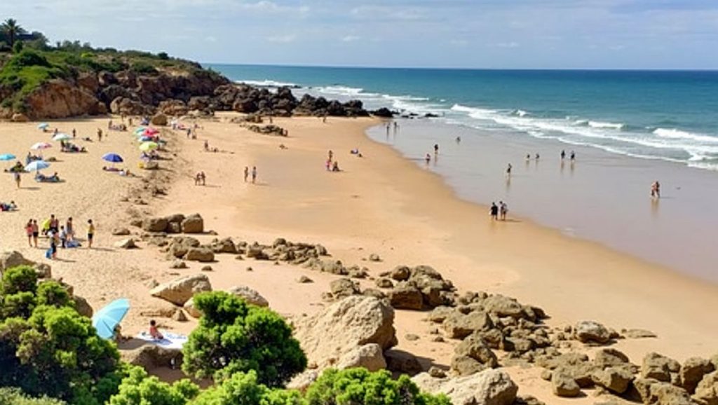 Arena y orilla en Cala Encendida, Conil de la Frontera, Cádiz