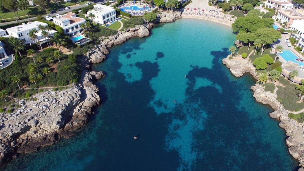 Agua y arena en Cala Esmeralda, Felanitx / Santanyí