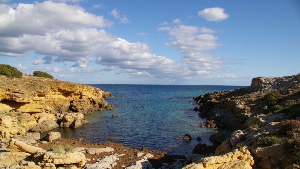 Panorámica de Cala Estreta (Artà) con arena y mar, Artà