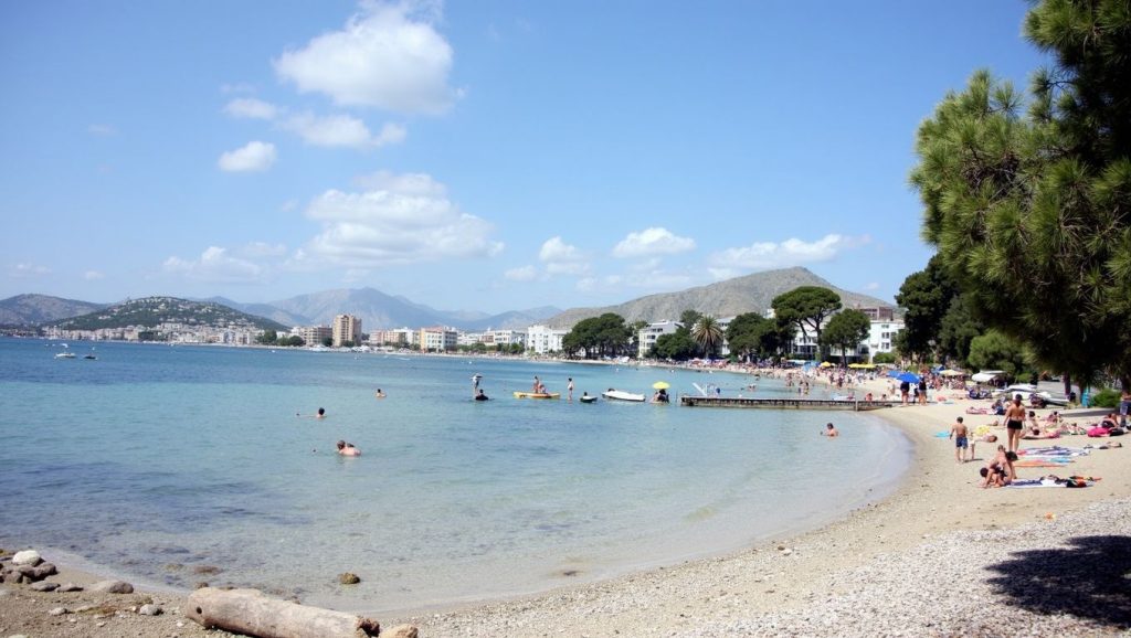 Oleaje en la orilla de Cala Estreta (Pollença), costa de Pollença