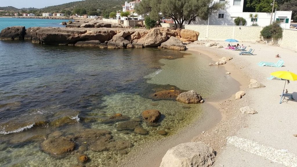 Detalle de arena y agua en Cala Gat, Capdepera