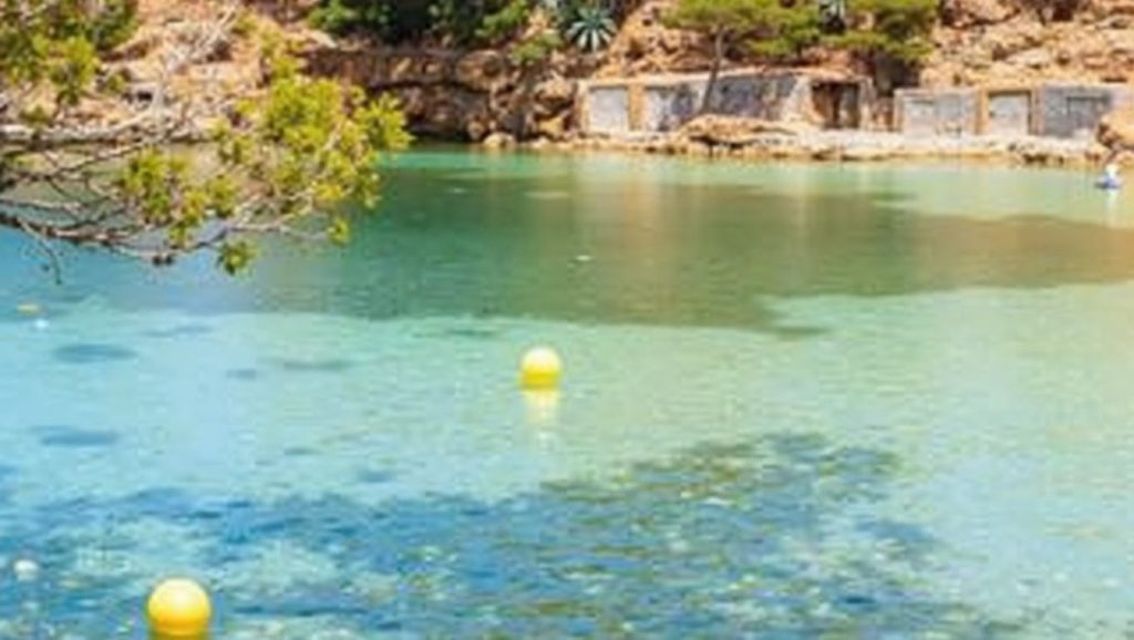 Arena y mar en Cala Gració, Sant Antoni de Portmany, Ibiza