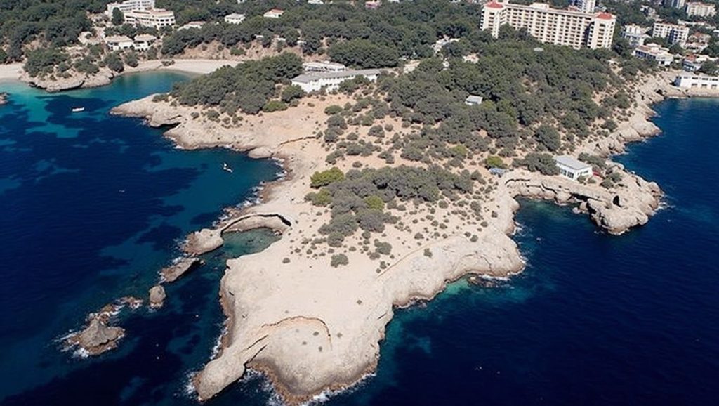 Orilla de Cala Gració con olas suaves en Sant Antoni de Portmany